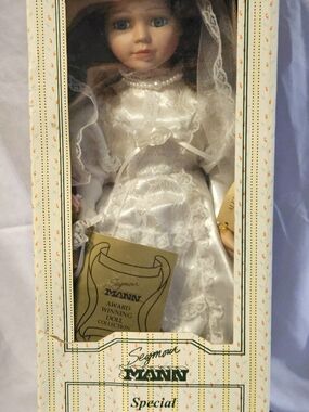 Segmuir MANN Porcelain Bride Doll in White Lace Gown
